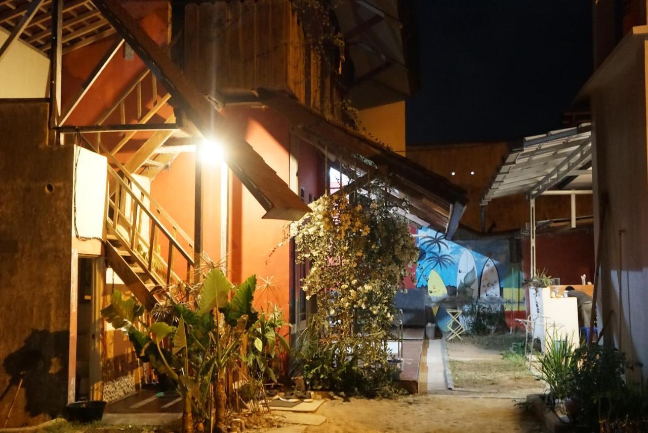 Appartamento Harry'S Ocean House Pacitan Esterno foto