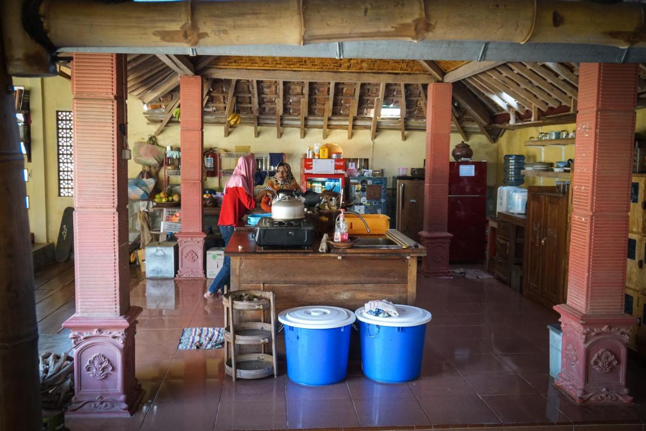 Appartamento Harry'S Ocean House Pacitan Esterno foto
